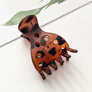 Detailopname van schildpad haarklauw, elegant uitgesneden ontwerp voor een stevige grip.