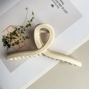 minimalistische geometrische kreuz haarkralle elegante beigefarbene haarklammer haarstyling
