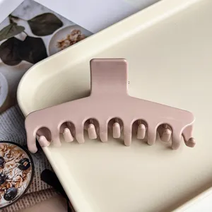 Cremefarbene Haarspange für Damen, glänzende Haarklammer für elegantes Styling im Alltag und Beruf.