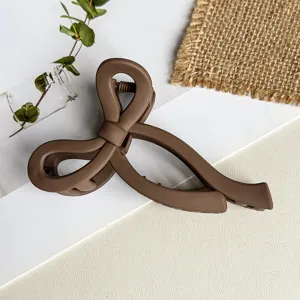 Matte braune Schleife Haarklammer, elegante Haarkralle für stilvolles Styling und schöne Frisuren.