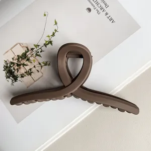 Matte braune geometrische Haarklammer, 13cm dicker PC Haarschmuck fuer Damen Alltag Styling.