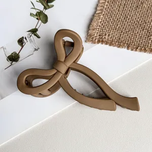 Matte braune Schleife Haarklammer, elegante Haarklammer fuer den Hinterkopf Detailansicht.