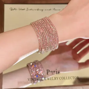 Elegante bracciale elastico in cristallo rosa a più file con strass scintillanti.
