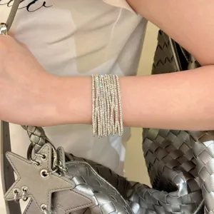 Dettaglio in primo piano del bracciale elastico con strass di cristallo splendente.