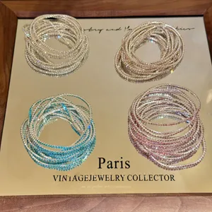 Vista dettagliata di bracciali elastici in cristallo e strass multicolori scintillanti.