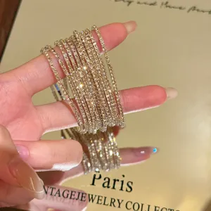 Primo piano dettagliato di bracciali elastici in strass scintillanti, design elegante.
