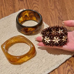 Ensemble de bracelets en résine acrylique et perles en bois bohème, bijoux de plage femme.