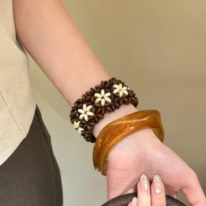 Bracelet jonc carré en acrylique bohème et bracelet de perles de fleurs pour femmes.