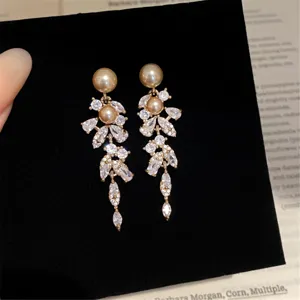 Vue detaille de boucles doreilles perles et zircone sur un presentoir en velours.