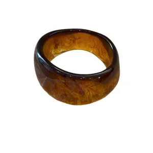 Bracelet jonc large en résine acrylique ambre, design écaille élégant pour femmes chic.