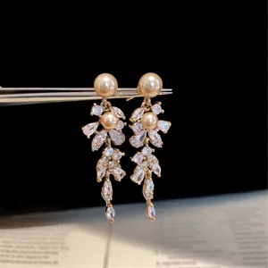 Magnifiques boucles d'oreilles perles et zircone plaquées or, design feuille longue, élégantes.