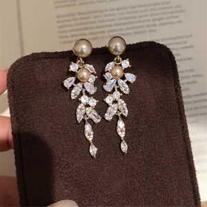 Belles boucles d'oreilles perles et zircon, design floral élégant et luxueux pour femmes.