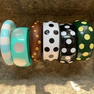 Ensemble de grands bracelets rigides en résine et bois colorés, bijoux tendance à pois et rayures.
