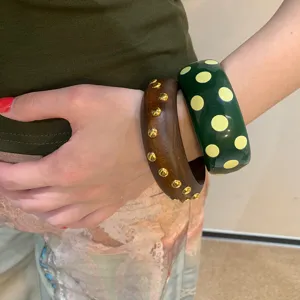 Ensemble de bracelets à pois en résine élégant et jonc en bois pour la mode quotidienne.