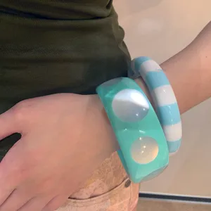 Bracelet rond en résine colorée, jonc tendance minimaliste à pois, superbe bijou de main.