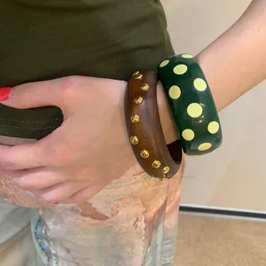 Bracelet en resine a pois colores et jonc en bois avec rivets, bijou de mode.