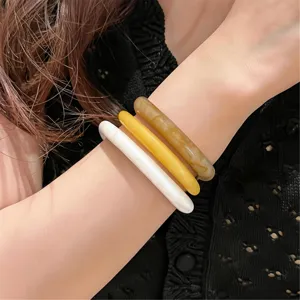 Detailopname van hars armband, stijlvolle gestapelde minimalistische sieraden voor dames.