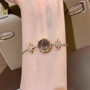 Bracelet plaqué or avec pendentif rond et breloques étoiles en zircon brillant pour femmes.