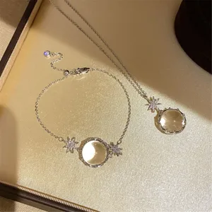 Vue de détail du pendentif étoile et cristal rond, montrant de superbes incrustations.