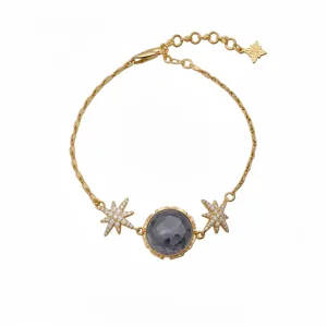 Bracelet de chaîne plaqué or avec pendentif en cristal gris et charms étoiles en zircon.