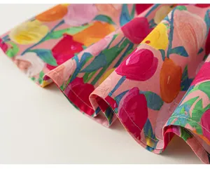Dettaglio tessuto stampa floreale estiva bambina con disegno tulipani colorati e consistenza morbida