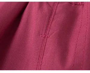 Dettaglio tessuto abbigliamento bambini, cuciture di qualità, materiale morbido estate.