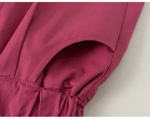 Vista dettagliata di pantaloncini estivi per bambini, con tasca e vita elastica per massimo comfort.