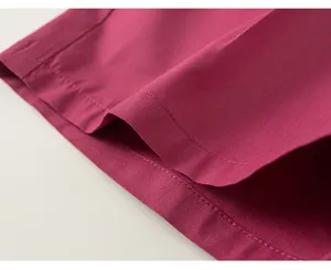 Primo piano dettagliato del tessuto di abbigliamento estivo e dettagli di cucitura puliti.