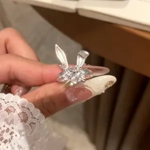 Gros plan détaillé de la bague oreille de lapin en zircon scintillant, montrant un beau travail.