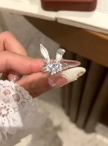 Photo de détail exquise bague cœur zircon oreilles de lapin, bijou argenté élégant.