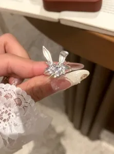 Détail exquis d'oreilles de lapin en argent zircon, bijou de mode design cœur unique.