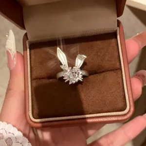 Vue détaillée de la jolie bague lapin cœur en zircon présentée dans un écrin en velours marron.