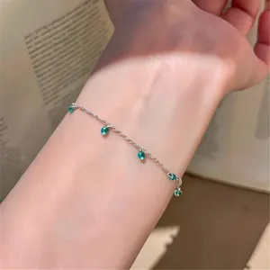 Zarte Silberkettenarmband mit mintgrünen Tropfenkristallen, minimalistischer Sommerschmuck.