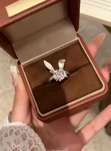 Vue détaillée d'une bague argentée oreilles de lapin cœur zircon avec un design ouvert et lumineux.