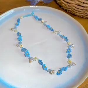 Bracciale di fiori di perline blu e bianco stile pastorale dolce gioiello fatto a mano.