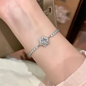 Wunderschönes Zirkonia Blumen Armband für Damen, elegantes funkelndes Modeschmuck.