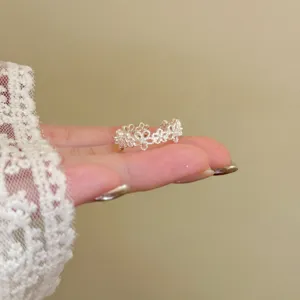 Détail exquis de bague fleur creuse, élégant style français argent métal bijoux de mode.