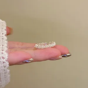Détail de la bague ouverte à fleur creuse style français avec de superbes perles fines.