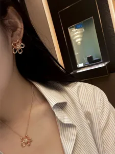 Elegant hollow flower earrings necklace set with sparkling zirconia fashion jewelry.