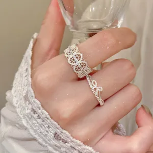 Bague fleur creuse française pour femme, élégant anneau d'index réglable avec détail de nœud.