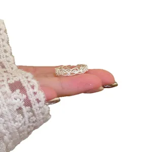 Bague fleur ajourée française pour femme, élégante bague argentée réglable pour index.