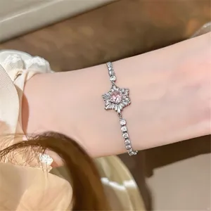 Exquisites Rosenblüten Zirkonia Armband Detailbild, elegante Silberkette mit rosafarbenem Stein.