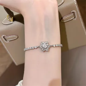 Elegantes silberfarbenes Strass-Blumenarmband, schicker Handgelenkschmuck fuer Damen.