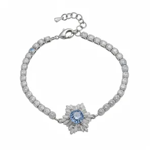 Silberfarbenes Tennisarmband mit hellblauem Blumenmittelstück und funkelnden Zirkonias.