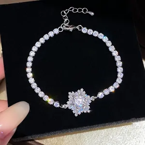 Silbernes Tennisarmband mit Zirkonia Schneeflocken Anhänger Glänzender Strass Damenschmuck