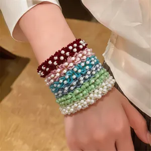 Vista detallada de pulseras de perlas trenzadas coloridas apiladas muñeca joyería