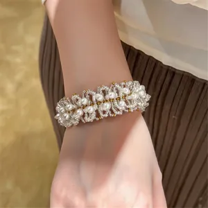 Pulsera de perlas tejidas con abalorios hecha a mano, detalle elegante y accesorio de moda vintage.