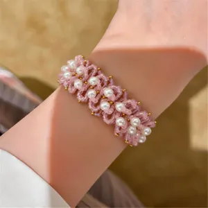 Pulsera de perlas tejidas rosas con delicados detalles dorados, accesorio de moda elegante.