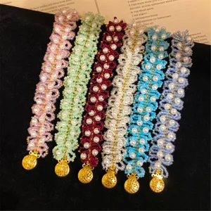 Conjunto de pulseras de perlas tejidas de colores, elegantes joyas de mano con dijes dorados.