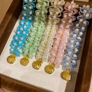 Conjunto de pulseras de cuentas de semillas tejidas coloridas con colgante moneda de oro elegante.